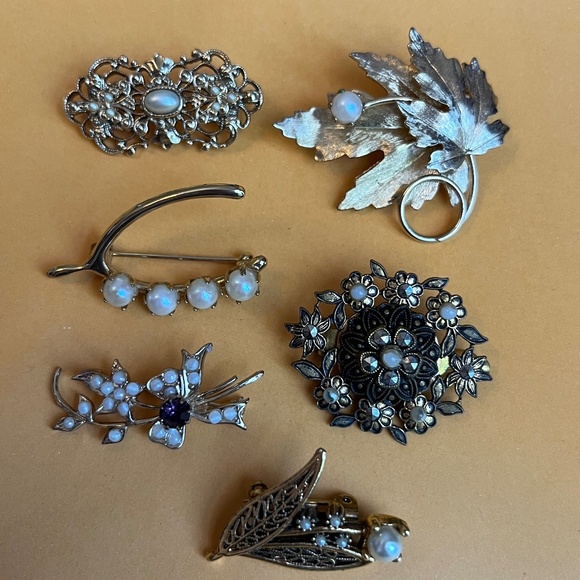 Multiple Vintage Costume Jewelry Brooches/Pins.  Gold Tone. - Picture 10 of 10